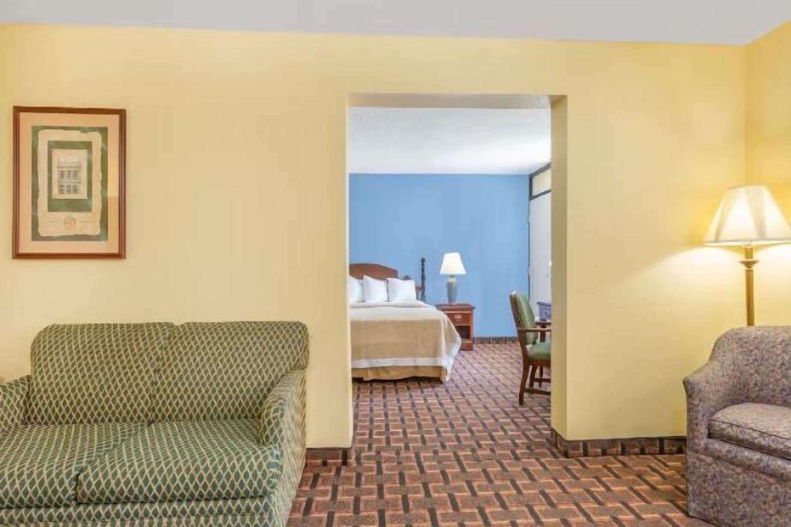 Área de sala de estar | Televisión de pantalla plana de 32 pulgadas con canales vía satélite 