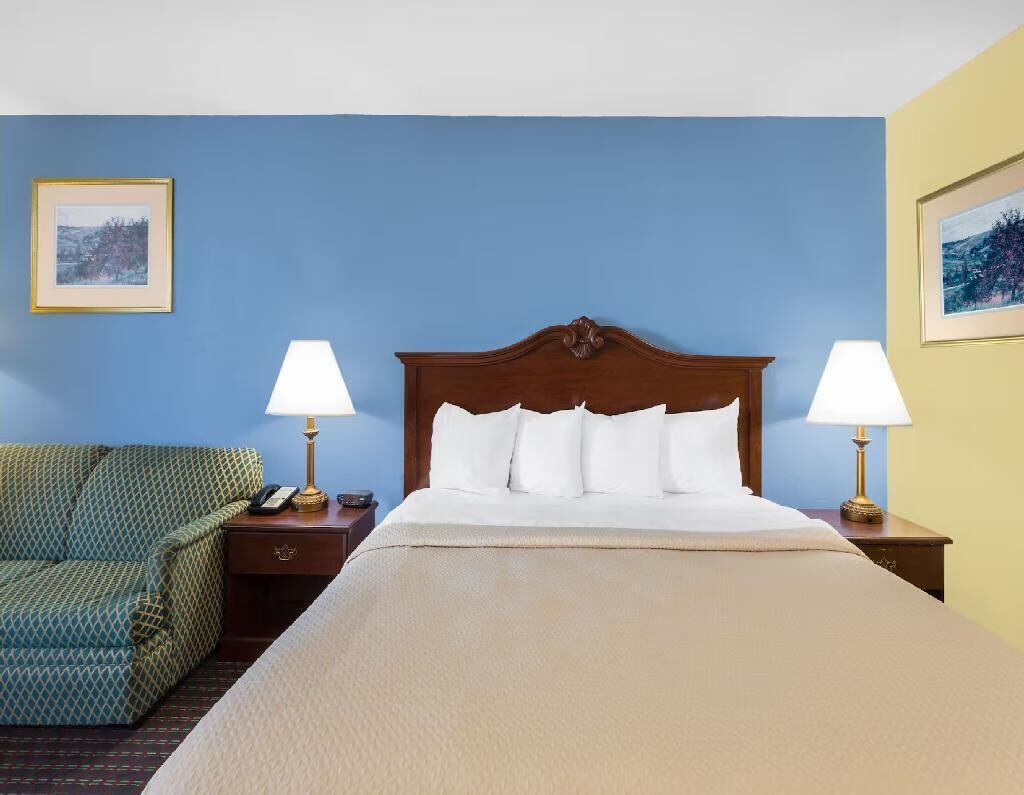 Iron/ironing board, free WiFi, bed sheets