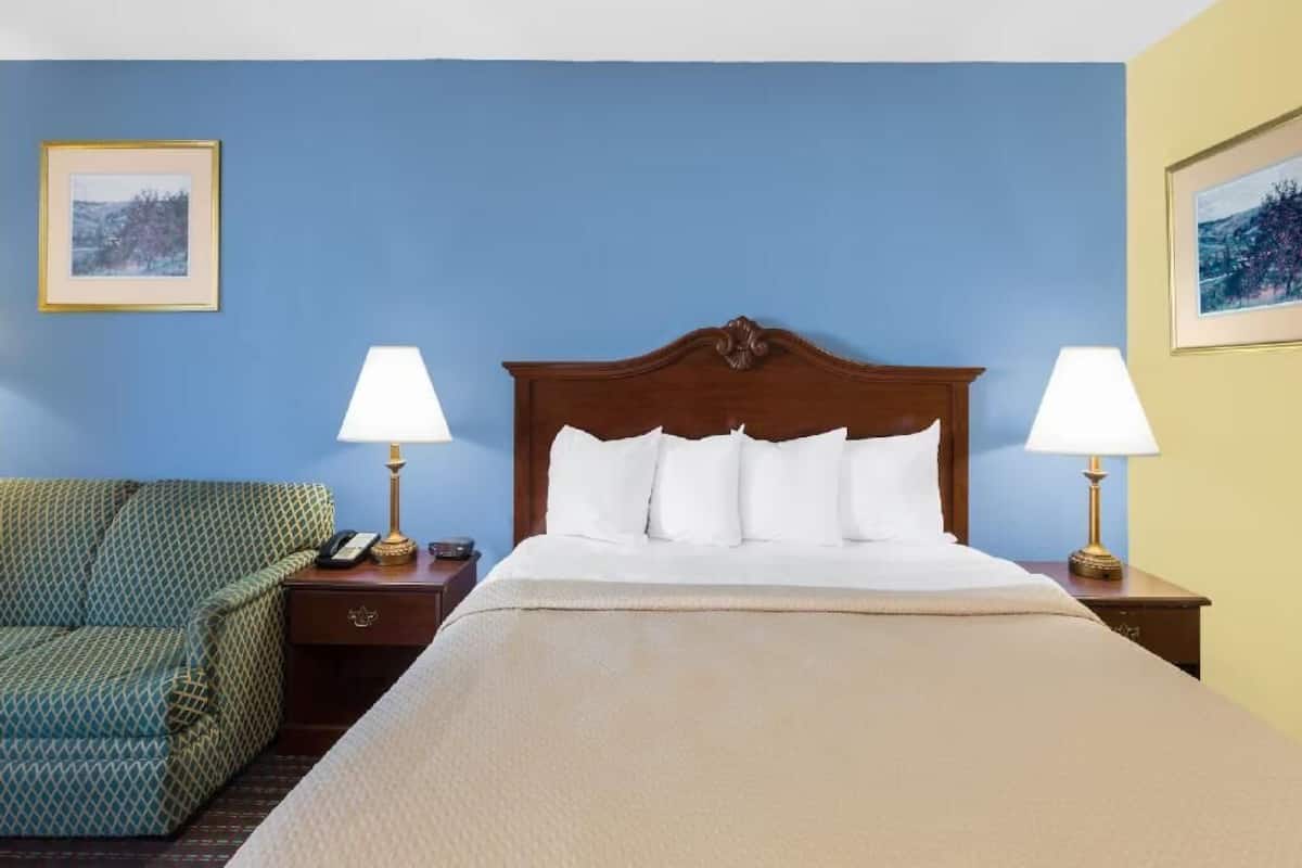 Iron/ironing board, WiFi (free), bed sheets