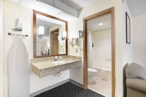 Habitación, 1 cama de matrimonio grande, bañera de hidromasaje | Baño | Artículos de higiene personal gratuitos, secador de pelo y toallas