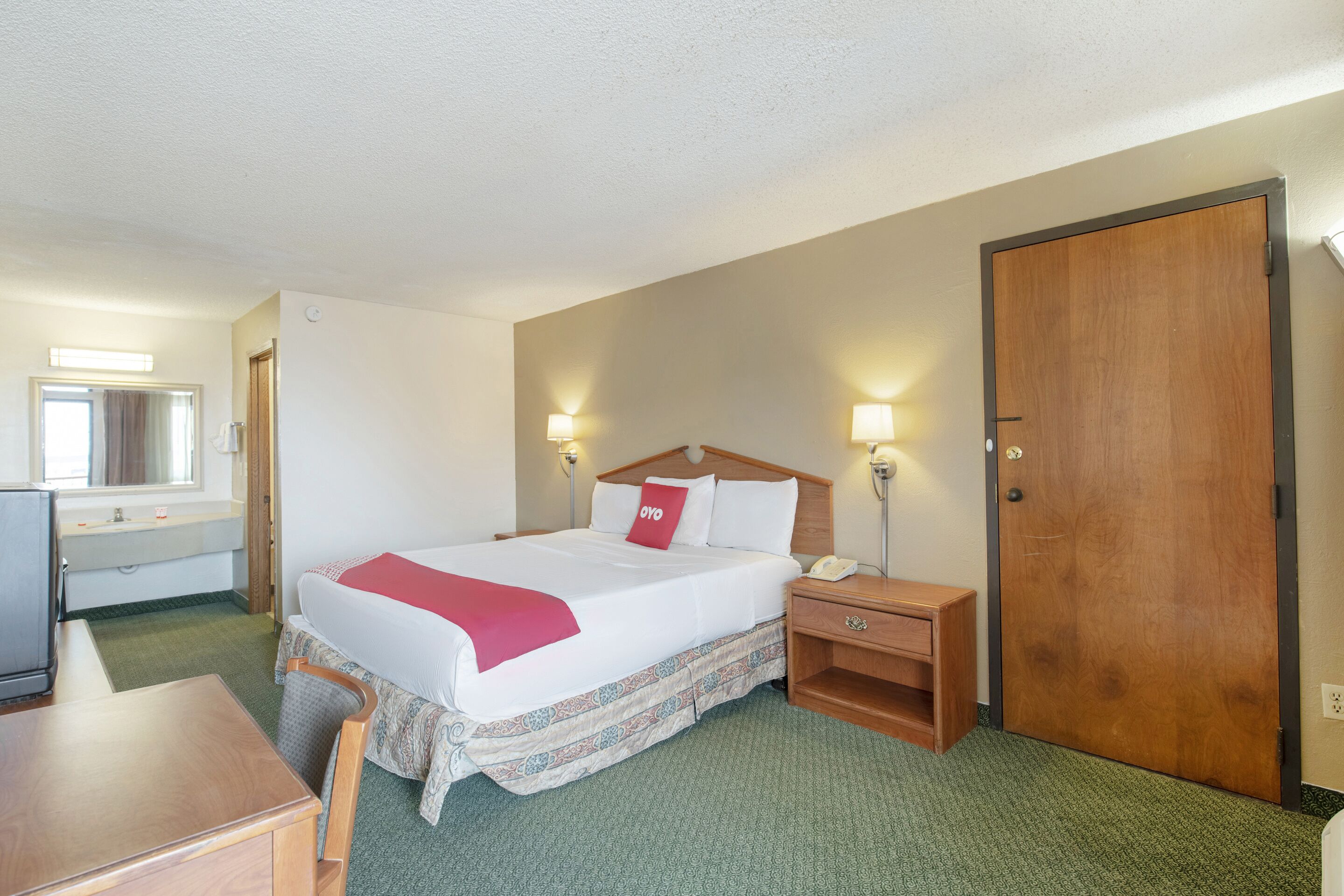 desk, iron/ironing board, free wifi