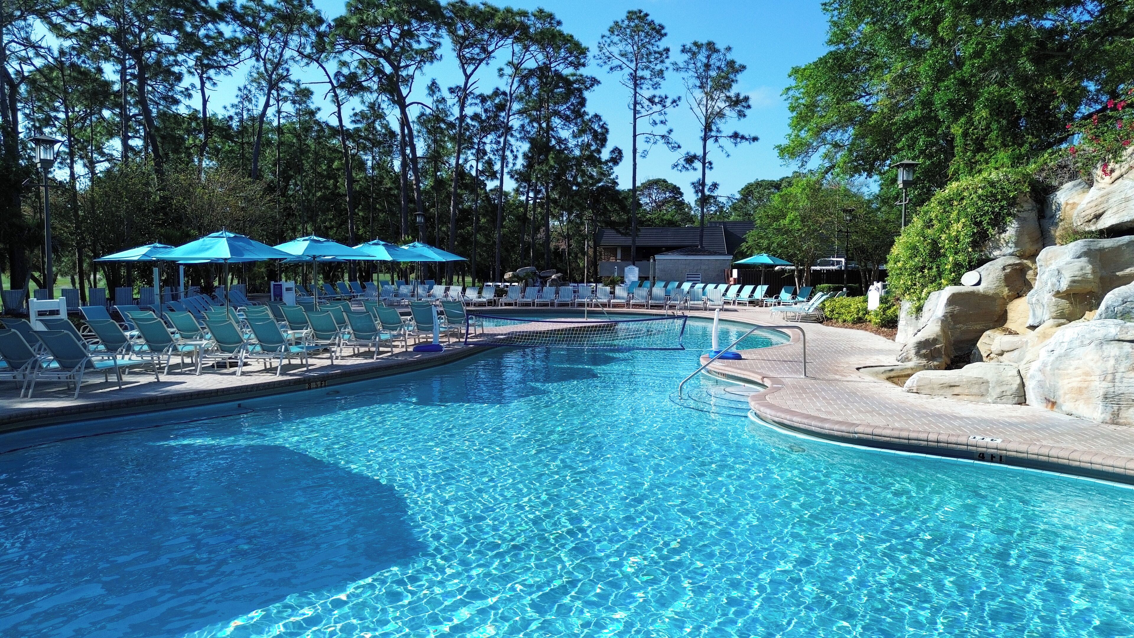 6 piscines extérieures, parasols de plage, chaises longues