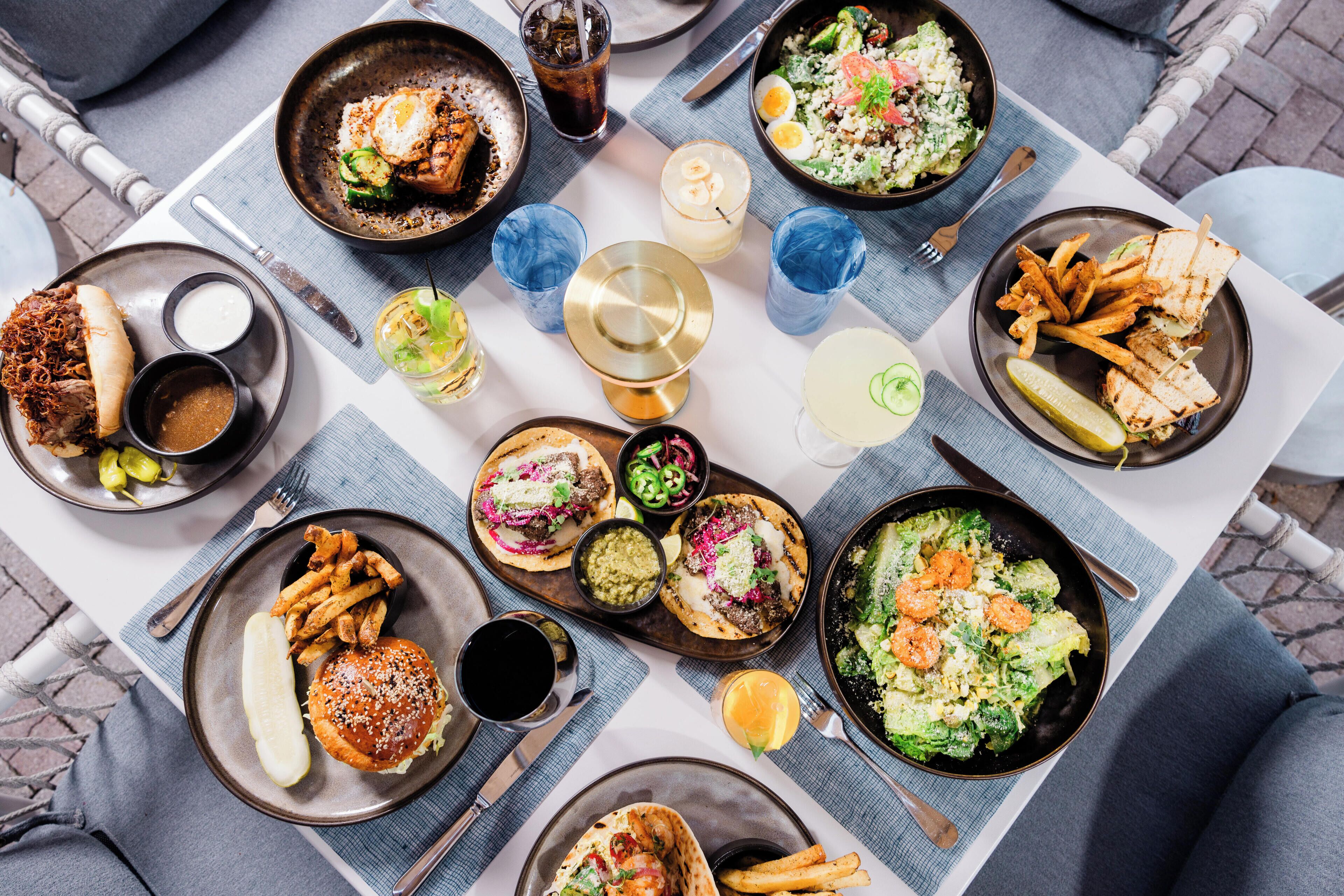 4 restaurantes, se sirve desayuno 