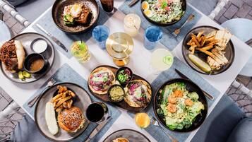 4 restaurantes; se sirven desayunos