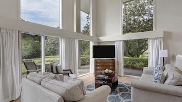 高級寝具、セーフティボックス (室内)、ノートパソコン用作業スペース、遮光カーテン