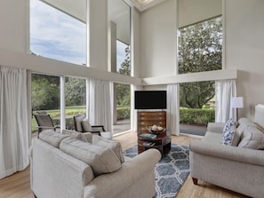 Ropa de cama de alta calidad y caja de seguridad en la habitación