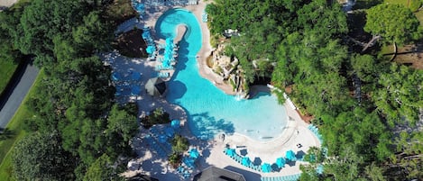 6 piscines extérieures, parasols de plage, chaises longues
