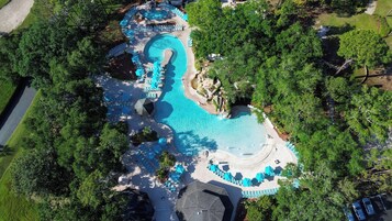 6 piscinas al aire libre, sombrillas, sillones reclinables de piscina