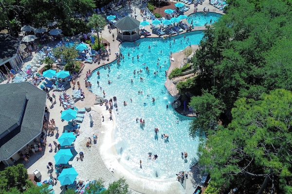 6 outdoor pools, pool umbrellas, sun loungers