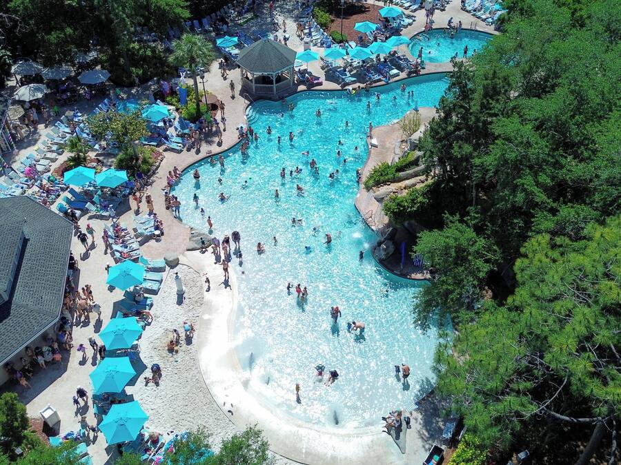 6 piscines extérieures, parasols de plage, chaises longues