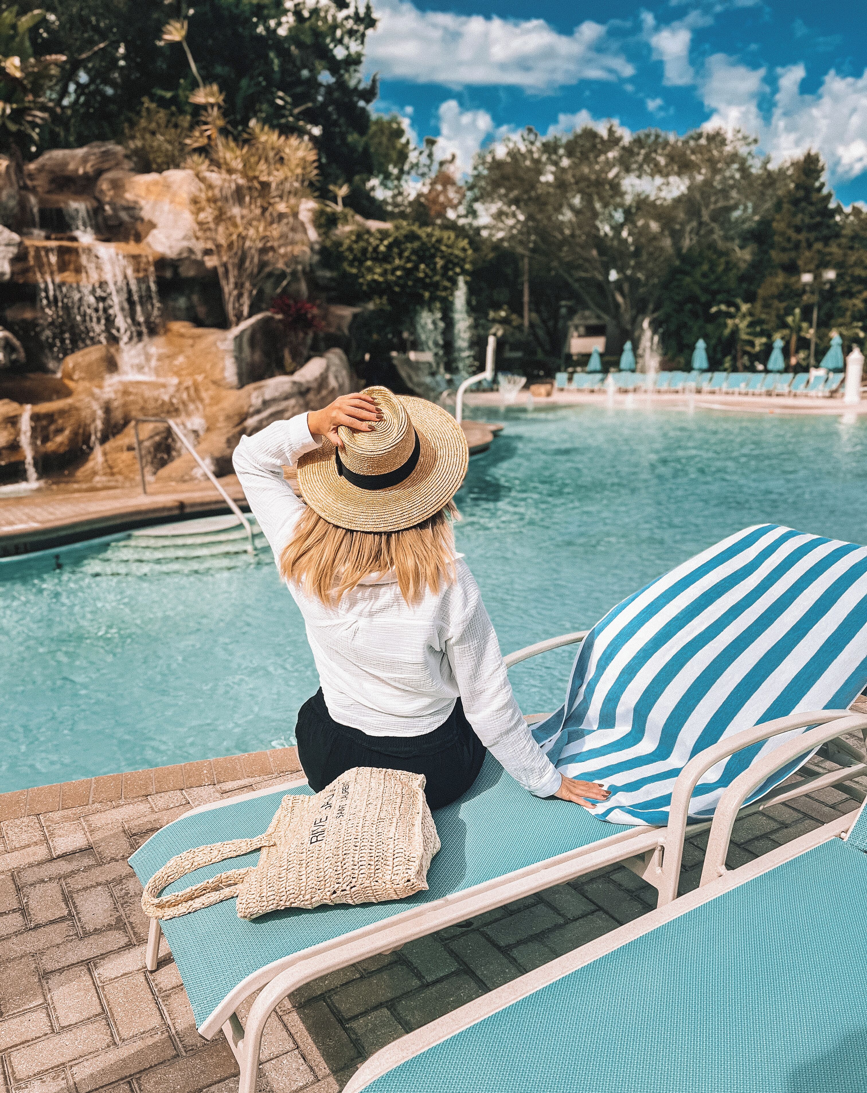 6 つの屋外プール、プール パラソル、サンラウンジャー