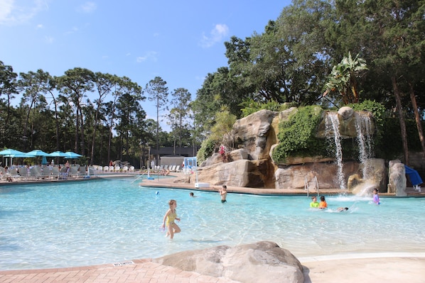 6 piscines extérieures, parasols, chaises longues