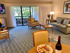 Suite, 2 queensize-senger (1K-2Q) | Oppholdsområde | Flatskjerm-TV