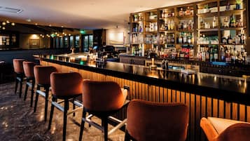 4 restaurants; breakfast, lunch and dinner served