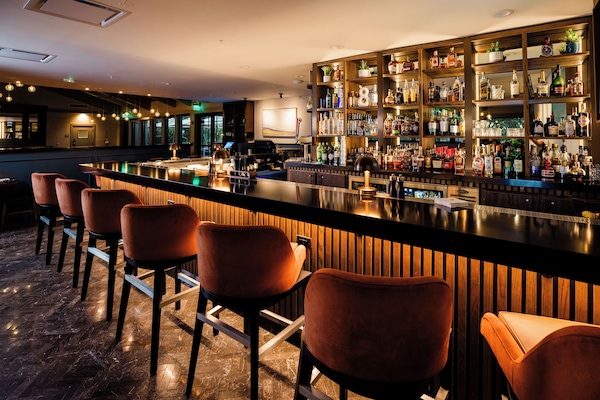 4 restaurants; breakfast, lunch, and dinner served