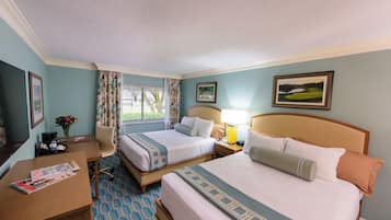 Une chambre d’hôtel avec deux lits, un bureau, une chaise, une lampe et une fenêtre avec des rideaux.