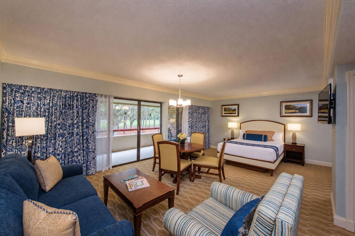 Junior Suite, 1 King Bed (750 SqFt) | Premium bedding, in-room safe, laptop workspace, blackout drapes