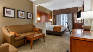 Suite, 1 Tempat Tidur King dengan tempat tidur Sofa, Bebas Asap Rokok | Brankas, meja kerja, tirai kedap cahaya, dan setrika/meja setrika