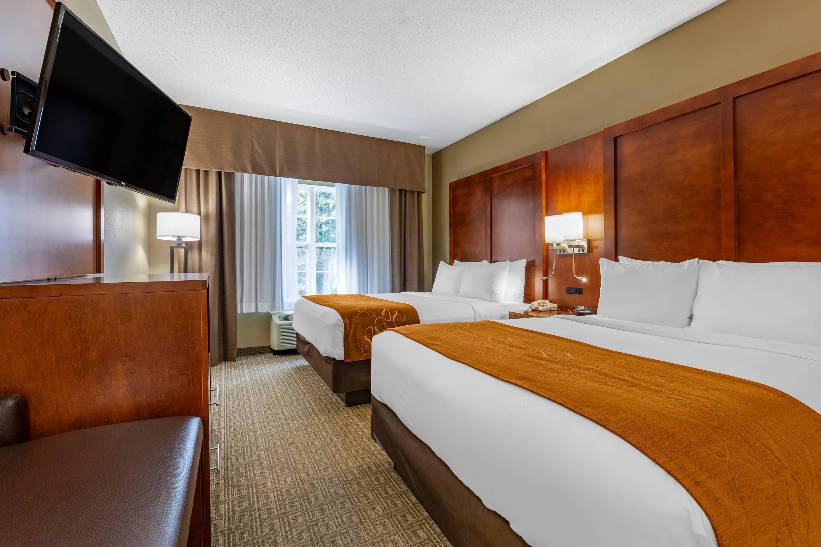 Suite, 2 Queen Beds | Peti besi dalam bilik, meja, langsir/tirai gelap terus 