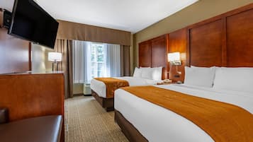 Suite, 2 Queen Beds | 客房內保險箱、書桌、遮光布/窗簾、熨斗/熨衣板