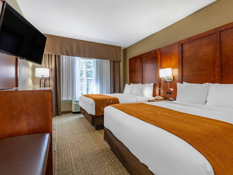 Caja de seguridad en la habitación, escritorio y cortinas blackout