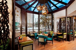 供应早餐、午餐和晚餐，美洲菜