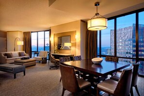 Luxury Suite, 1 King Bed | Premium bedding, down comforters, pillowtop beds, minibar - The Westin Seattle (Seattle)