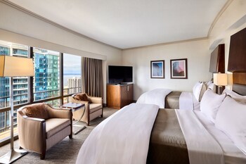 Premium bedding, down comforters, pillowtop beds, minibar at The Westin Seattle