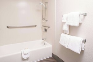 Bañera con ducha, secador de pelo, toallas
