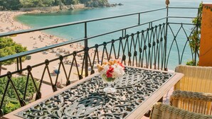 Phòng phong cách lãng mạn, hiên, quang cảnh một góc biển
