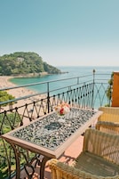 Romantic Room, Terrace, Partial Sea View | Peralatan tempat tidur premium, tilam berlapik, bar mini