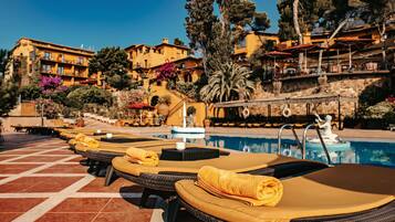 Inomhuspool, utomhuspool, parasoller och solstolar