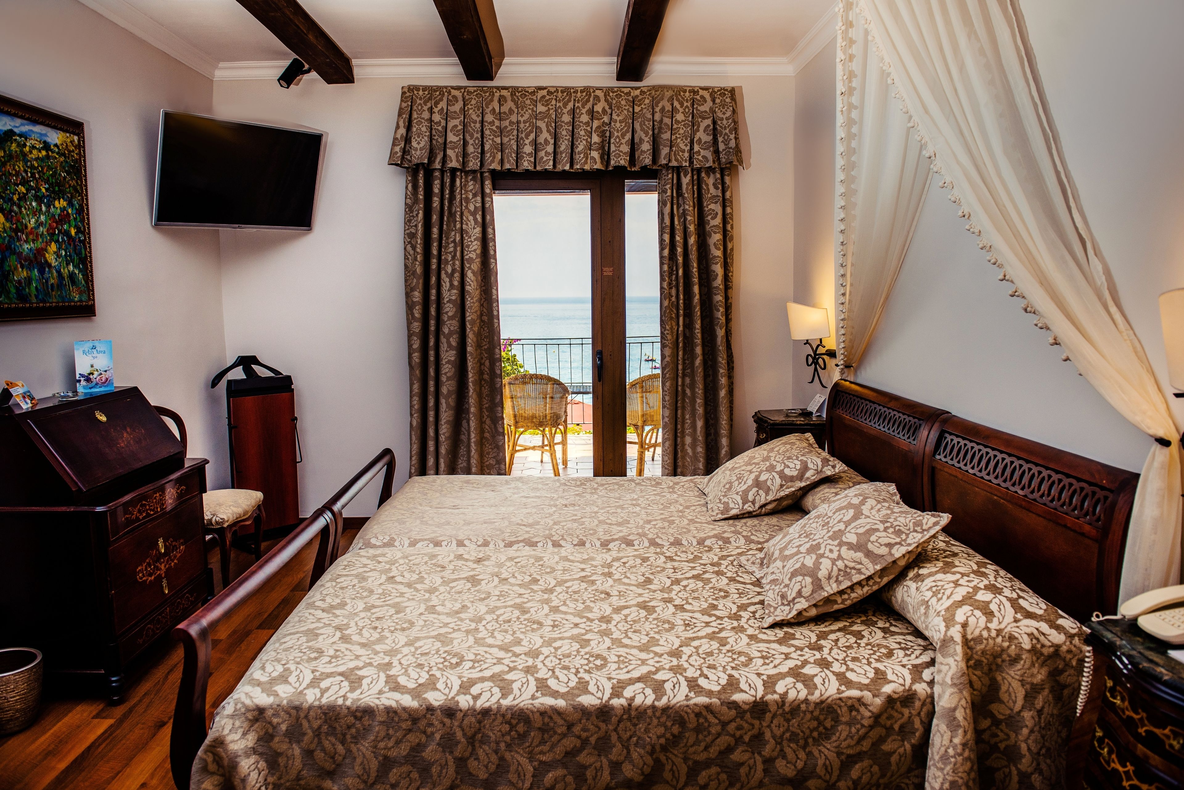 Habitación superior, terraza, vistas al mar | Ropa de cama de alta calidad, colchones con acolchado adicional, minibar