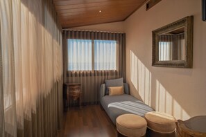 Suite, terrasse, vue partielle sur la mer | Literie de qualité, lit avec matelas à plateau-coussin, minibar