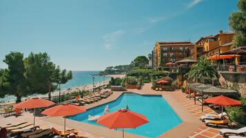 Inomhuspool, utomhuspool, parasoller och solstolar