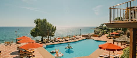 Piscine couverte, piscine extérieure, parasols de plage, chaises longues