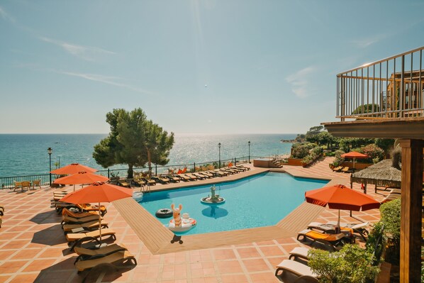 Piscine couverte, piscine extérieure, parasols de plage, chaises longues