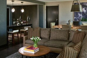 Presidential Suite (Back Bay View) | Ruang tamu | 55 inci televisyen skrin rata dengan kabel, TV, filem berbayar