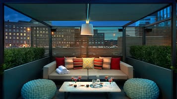 2 bars/lounges, rooftop bar
