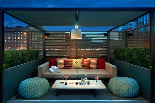 2 bars/lounges, rooftop bar
