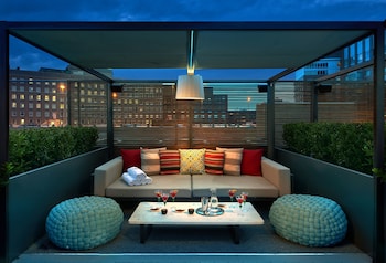 2 bars/lounges, rooftop bar at Revere Hotel Boston Common