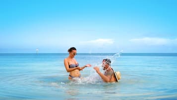 Playa en los alrededores y paseos en botes de motor