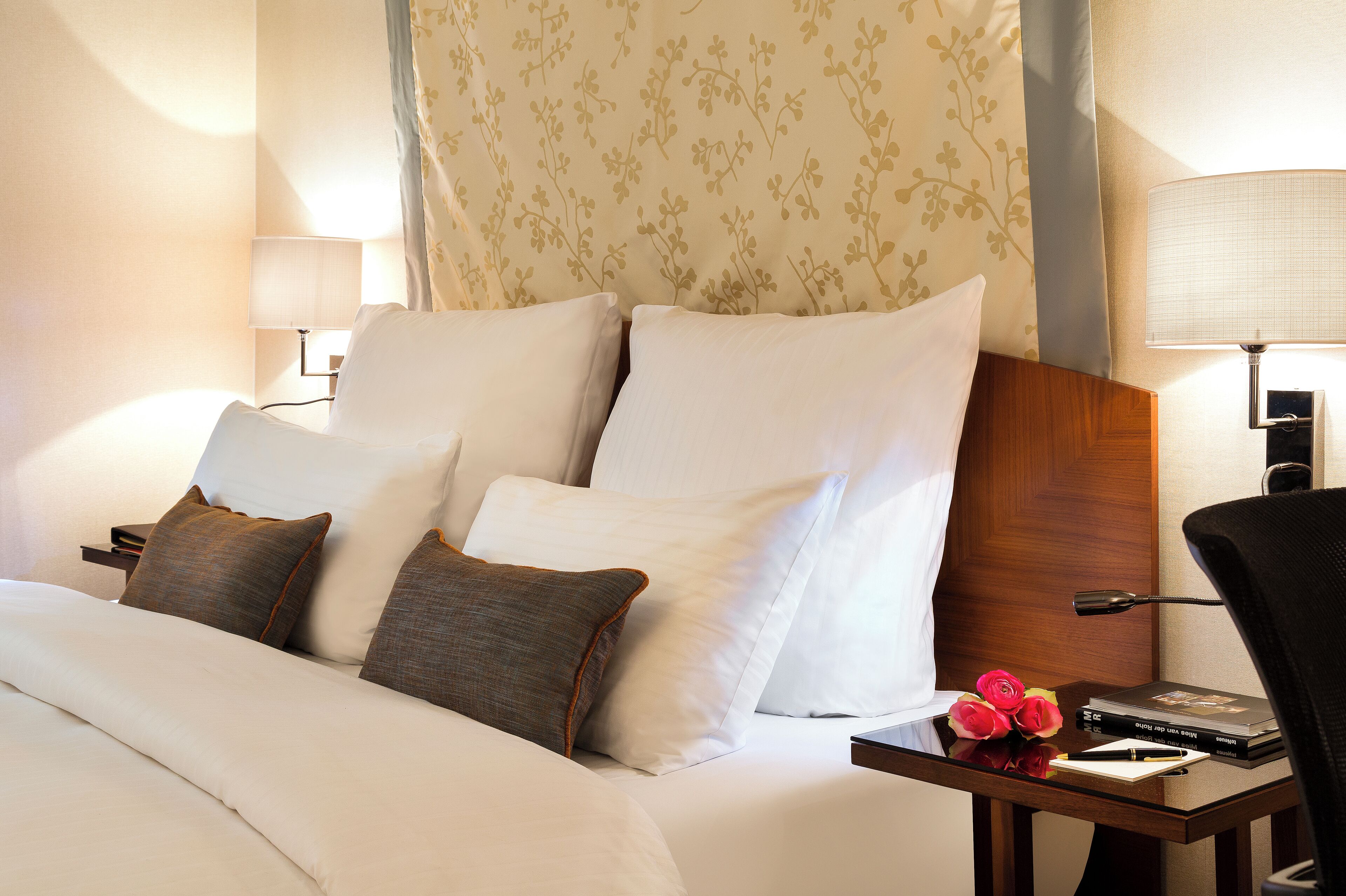 premium room, 1 queen bed | 1 bedroom, premium bedding, minibar, in-room safe