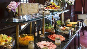 Bữa sáng buffet hàng ngày (30 EUR/mỗi người)
