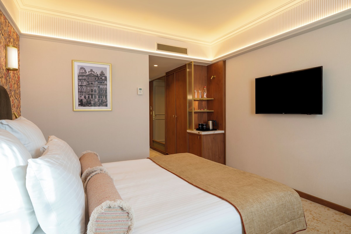 Premium bedding, minibar, in-room safe, desk