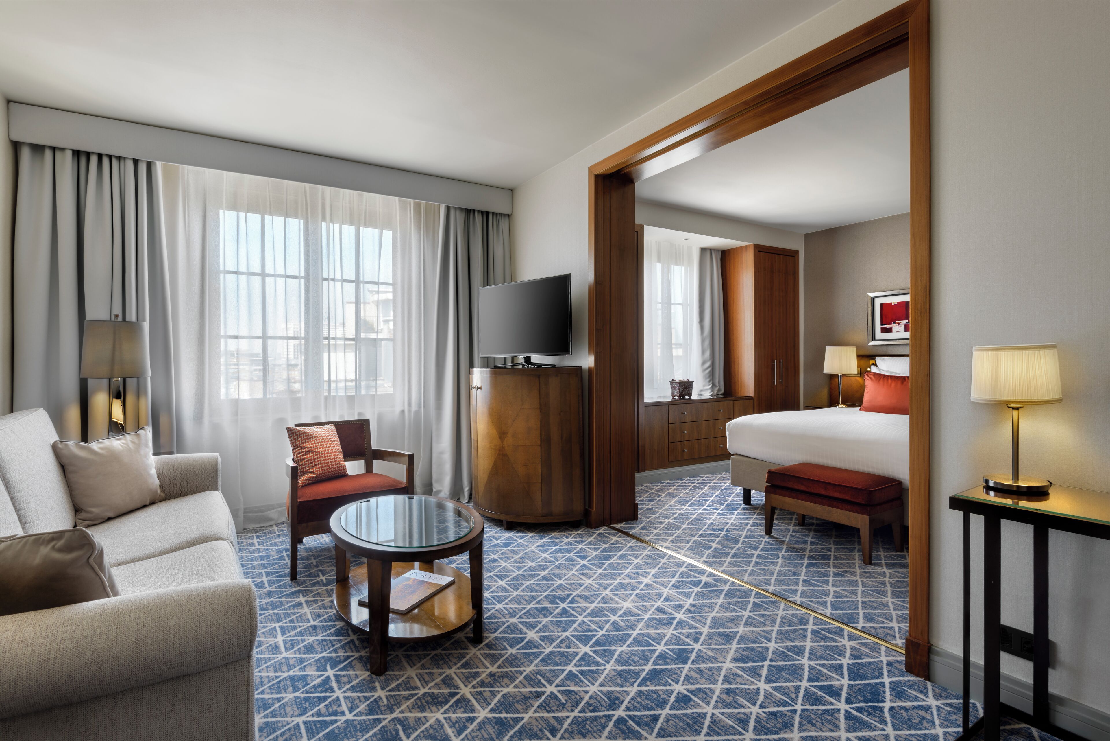 Executive-sviitti, 1 suuri parisänky (Warwick) | Oleskelualue | 32–tuumainen taulutelevisio, jossa satelliittikanavat