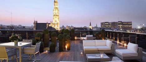 總統客房, 1 張特大雙人床, 簡易廚房, 城市景觀 | 露台/庭院