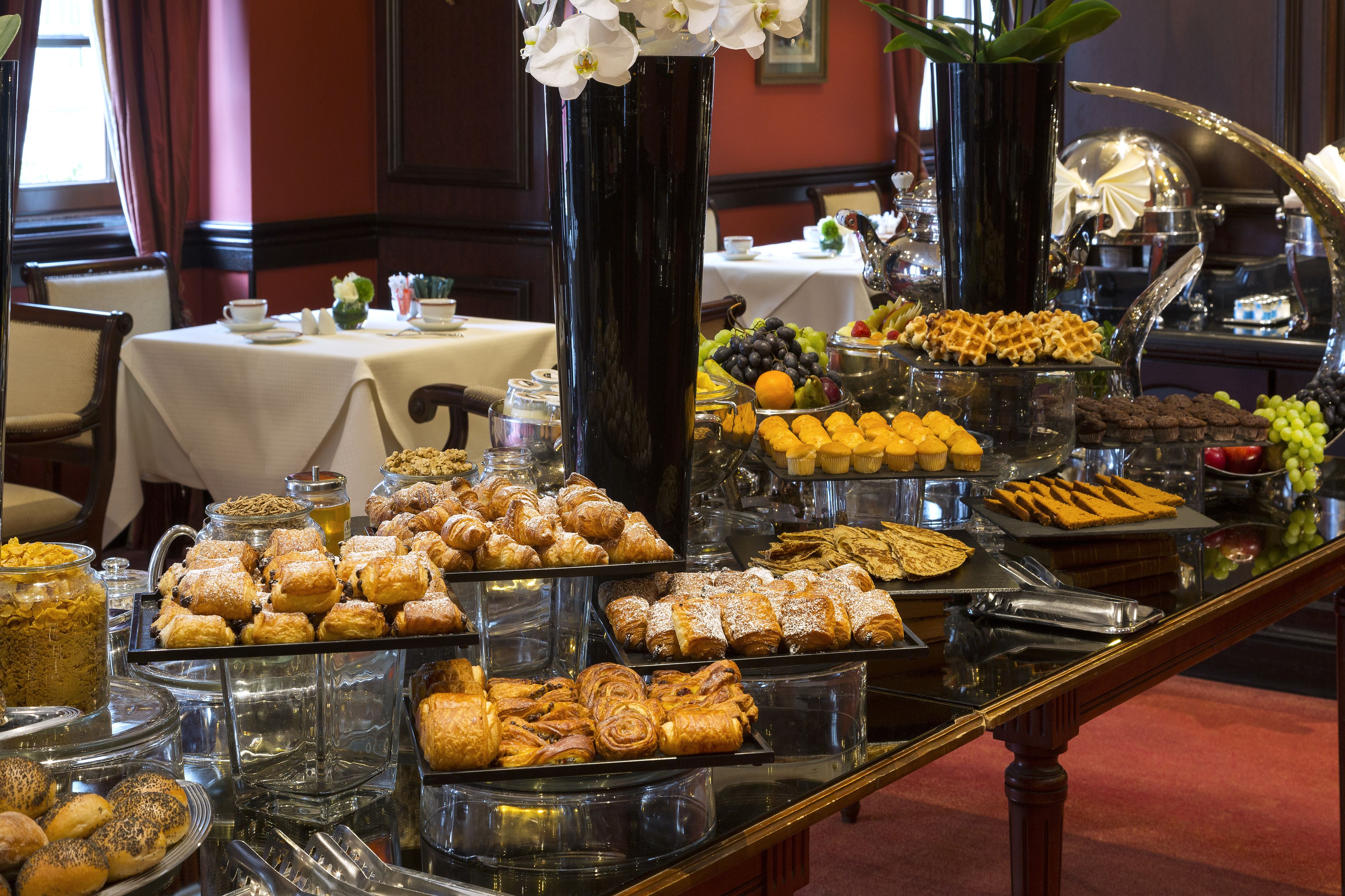 Tägliches Frühstücksbuffet (30 EUR pro Person)