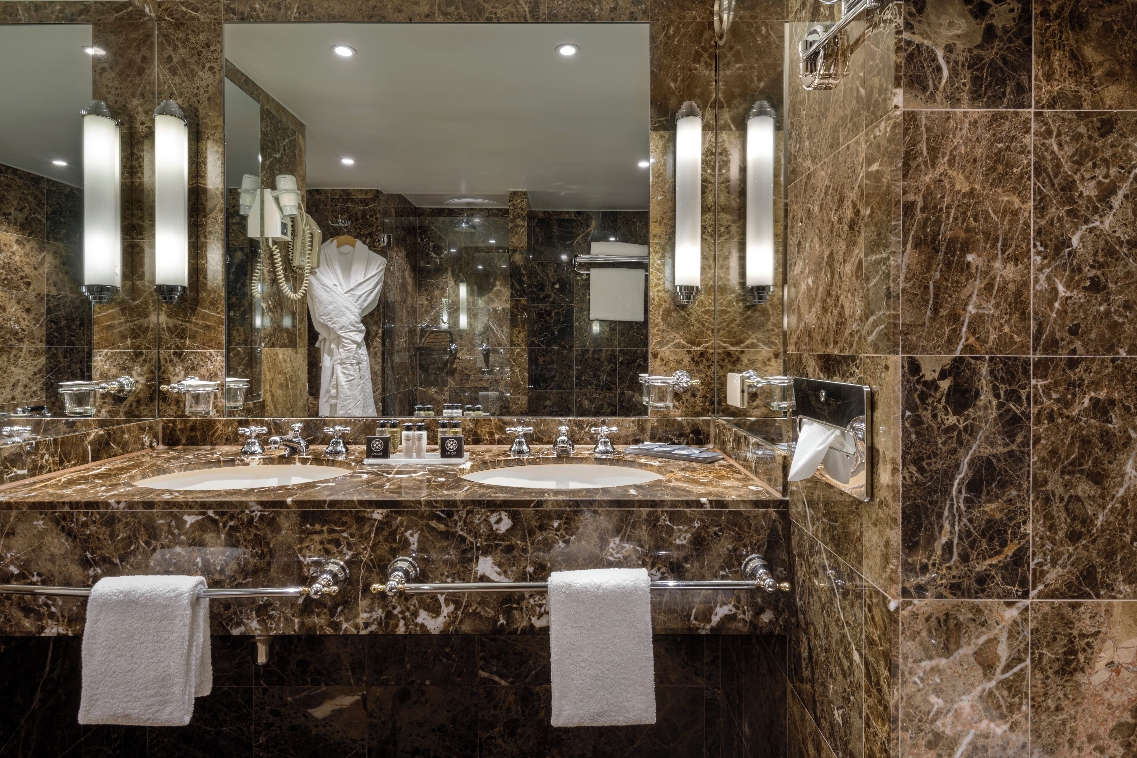 Suite – executive, 1 kingsize-seng (Warwick) | Bad | Kombinert dusj/badekar, designertoalettartikler, hårføner og håndklær