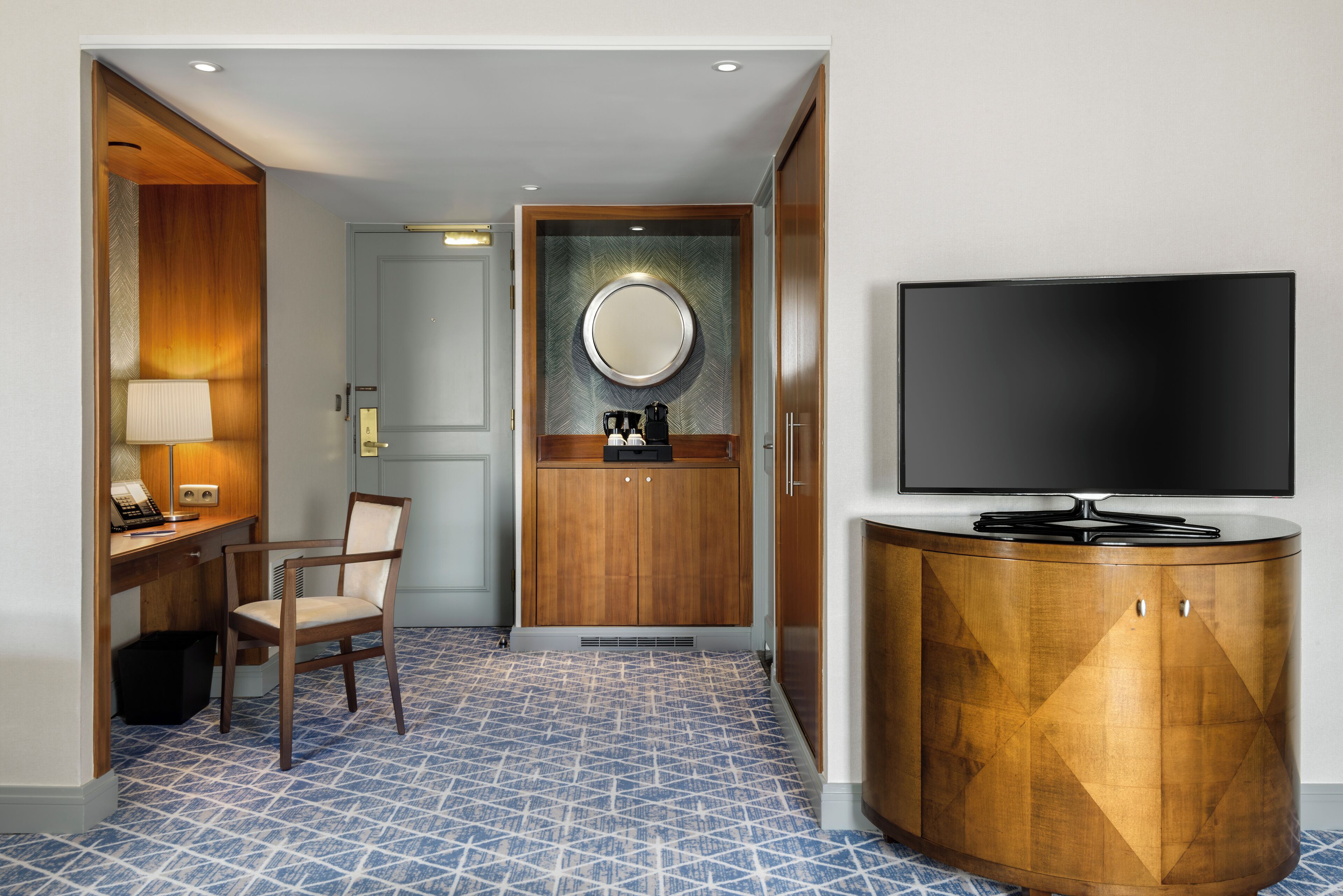 deluxe room, 1 king bed (premium) | living area | 32-inch flat-screen tv with satellite channels, smart tv